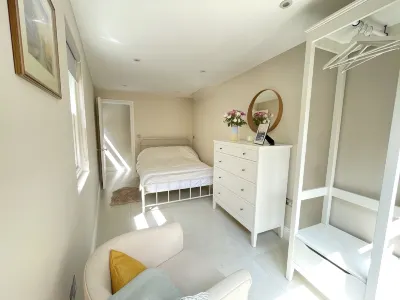 Beautifully Appointed One Bed Apartment. Near Richmond Park, and Kew Gardens 리치몬드역 주변 호텔