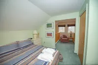 Luxurious MTN Retreat - On site Spa & Pool.