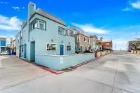Stylish 2-Story 3BR Beach Condo with Rooftop Deck!