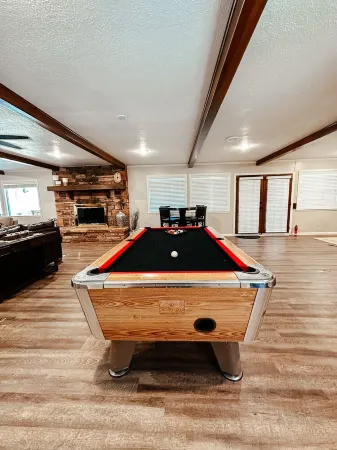 Blazers Mill Hideout:  4 BR/3 1/2BA  Hot tub, Fireplace, pool table & great yard Отели рядом с достопримечательностью «Moon Mountain»
