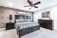 Cozy City Cabin w/King Bed/Fire Pit/Foosball/ Arcades/Playground and Nice Yard