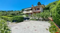 Villa Bellevue Corsanico, private pool and parking, easily accessible, sea view