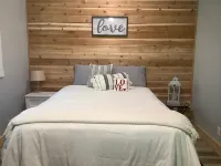 Gorgeous Guest House, Mature Setting, 1 Minute to the Lake. فنادق في 