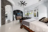 Luxury Desert Retreat Home in the Superstition Mountains with Heated Pool Отели рядом с достопримечательностью «Голдфилд (Гост Таун)»