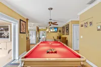 Escape to a Tropical Paradise with a Private Pool & Jacuzzi