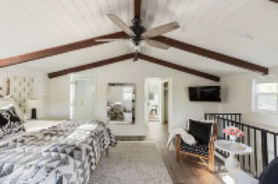 Uber to Wineries/Weddings+ PUPS! +mountain escape 彩虹酒店