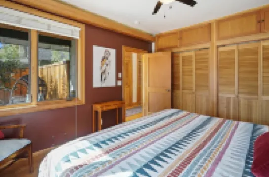 Downtown Craftsman with King Bed and Private Yard - Walk Everywhere