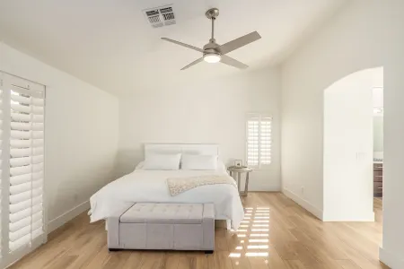 Renovated & Spacious 4Bed/3Bath Entertainers Home w/ HEATED Pool Отели рядом с достопримечательностью «Challenger Space Center»