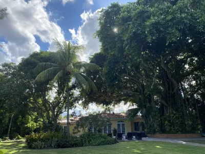 Lush gardens on the Earmen River with heated pool Hotels near Juno Beach Park