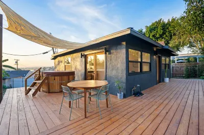 Hillside House with DTLA Views + Zen Cedar Tub