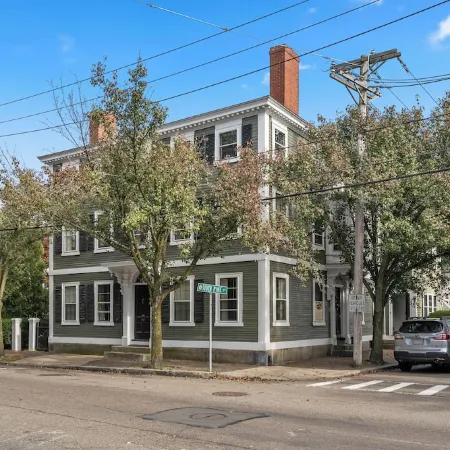 1803 Historic Apartment in Heart of Salem•Steps to Haunted Happenings! Отели рядом с достопримечательностью «Музей Пибоди в Эссексе»