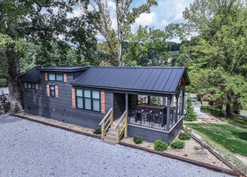 Onyx Owl Cabin: Private Hot Tub⁘Fire Pit⁘Heated Patio⁘Vineyard⁘Hiking⁘Golf