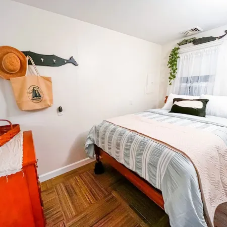 Charlestown Beach Cottage, 2BR, Screened porch, 3 min drive to Beach!