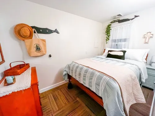 Charlestown Beach Cottage, 2BR, Screened porch, 3 min drive to Beach!