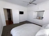 Exquisitely furnished house walking distance to AFL Mars Stadium Hotels in Ballarat North