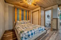 🚘Central Location 👙Hot tub 🌄Great Views🛌Linens🔥Firepit🍳Stocked Kitchen Hotels near Autrey's Antiques & Ideas