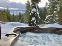 Larchwood Lodge with Lake View, Salt WaterHot Tub and Hiking Trails on 20 acres