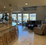 Waterfront updated 3 Bedroom Townhome on Quiet Cove, sleeps 10 fully furnished. Hotel dekat Cruisin Tikis Lake Conroe