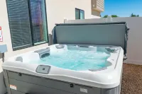 New townhome. Private hot tub! 30 minutes to Zions. EV Charger plug Skylite Boat Rentals附近的飯店