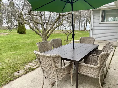 Roomy Quiet Home Overlooking Lake Michigan Отели рядом с достопримечательностью «Kewaunee County Sheriff's Residence and Jail»