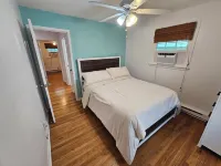 One block from the beach!  Cozy beach condo near restaurants and shopping.