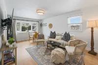 Leesburg Hideaway- King Bed + Private Backyard