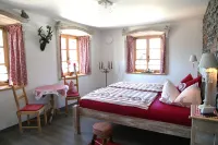 5 star apartment "Sissi" with heated pool & fantastic panorama Hotels in Übersee