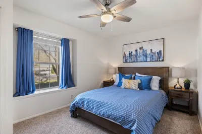 Lookin' and Feelin' Good in Georgetown - Long stays / Pets / Office Hotels near H-E-B