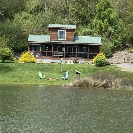 Time to Unwine-Waterfront Cabin w/Hot Tub! Pet Friendly! Blue Ridge Parkway