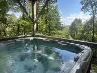3 Master Suites, Hot tub, dog friendly, Long Rang Mountain Views