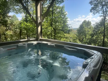 3 Master Suites, Hot tub, dog friendly, Long Rang Mountain Views