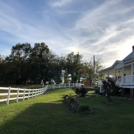 Historic Farmhouse/privacy/breathtaking views -Facebook @Valley View Escape, LLC