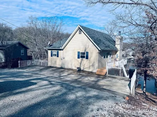 WOW! Amazing location, lakefront for family & friends, quiet cove & fire pit!