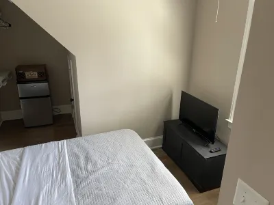 Beautiful Custom Renovated Downtown Bungalow! 월마트 슈퍼센터 주변 호텔