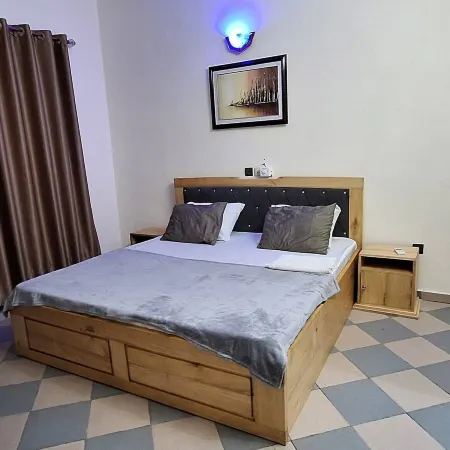 Deluxe King Size Bed & Saloon