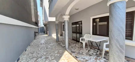 Deluxe Double Bed Room & Saloon in Akpakpa Cotonou Benin Отели рядом с достопримечательностью «Fidjrosse Beach»