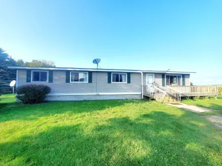 View Freighters ~ Waterfront ~ King Bed!