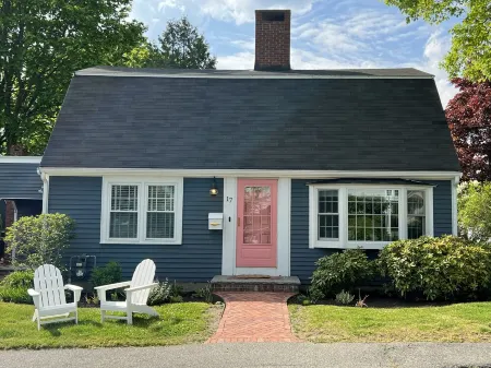 Stunning Beach Cottage just steps from Marblehead Harbor and Town Отели в г. Марблхед