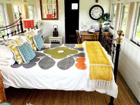 Romantic Vintage Carriage in 2 acres!❤️Idyllic location, 5 min walk beach & pub!