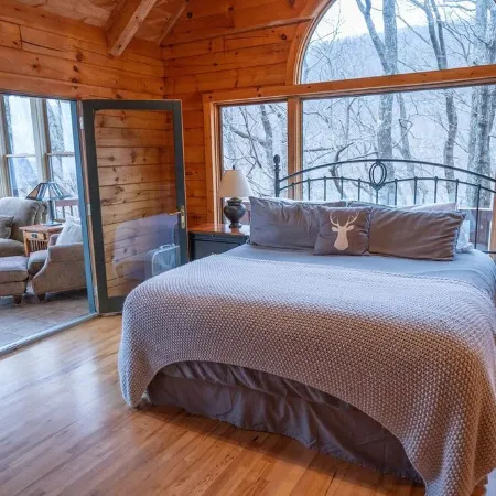 "View on a Whim” Luxury Cabin with Breathtaking Views, Theatre, Hot Tubs, Hiking