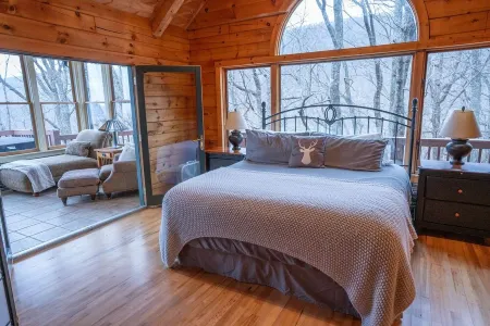 "View on a Whim” Luxury Cabin with Breathtaking Views, Theatre, Hot Tubs, Hiking
