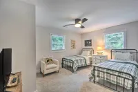 Private Riverside Home -- Hot Tub~King Bed~Kitchen