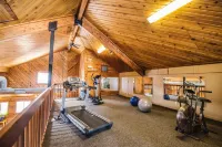 Unit #7 Cozy 2 Bed/2 Bath Condo on Golf Course with Hot tub/ Sauna/ Pool - Gym