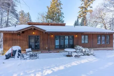 Gorgeous Renovated Home With Mirror Lake Access! Hotels near Whiteface Mountain