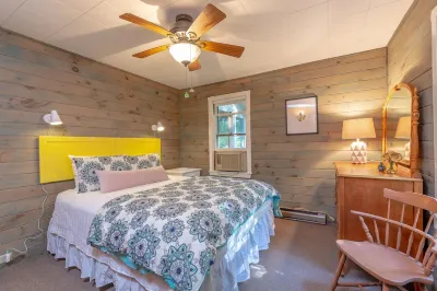 Charming Camp with an upstairs loft and wrap around deck.  Near the Lake! Hotels near Colby Davis Park N’ Play