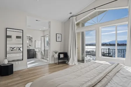 Modern Marina Lake Home with Amazing Views Отели в г. Спаркс