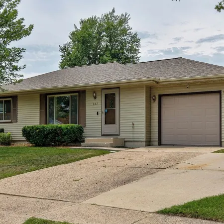 Des Moines Entire home  3 Bdms King; Queen; Twins  quiet near High Trestle Trail