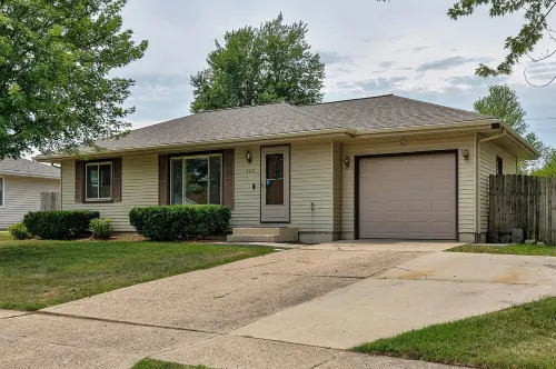 Des Moines Entire home  3 Bdms King; Queen; Twins  quiet near High Trestle Trail