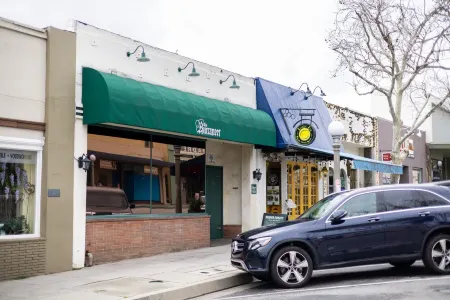 Cozy place in quaint, fun city