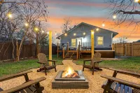 The Historic Blue Bungalow / Hot Tub / 5 min to Magnolia Hotels in McLennan County